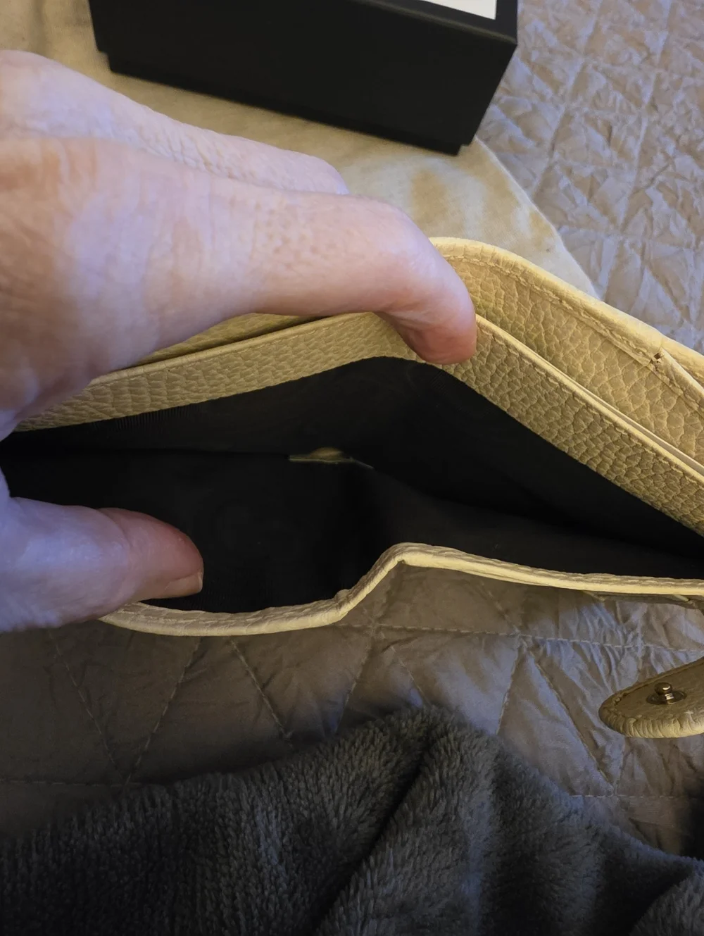 Gucci Interlocking G Bifold Wallet in a beige/LIKE NEW CONDITION/ FULL INCLUSION - Picture 9 of 13